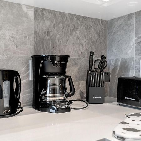 Modern Comfort At Ubc: 1Br Condo Near Campus แวนคูเวอร์ ภายนอก รูปภาพ