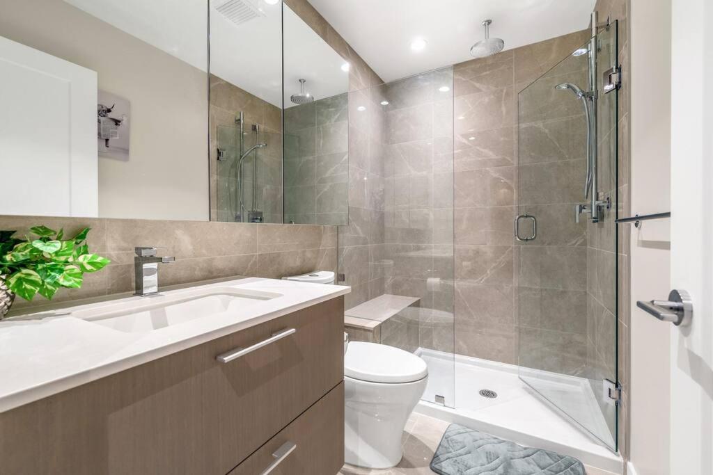 Modern Comfort At Ubc: 1Br Condo Near Campus แวนคูเวอร์ ภายนอก รูปภาพ